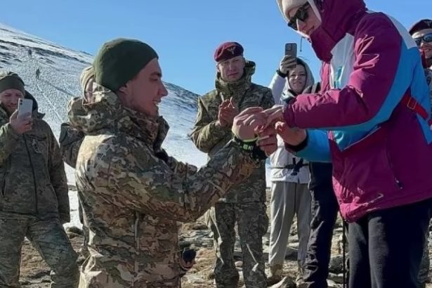 video un soldat ucrainean care si a pierdut picioarele in razboi si a cerut cerut iubita in casatorie la poalele muntelui hovarla 67e1d137f2de4
