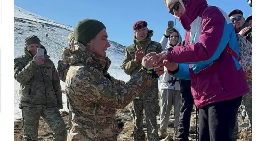 video un soldat ucrainean care si a pierdut picioarele in razboi si a cerut cerut iubita in casatorie la poalele muntelui hovarla 67e1d137f2de4