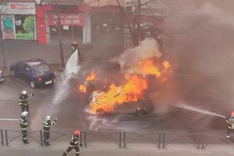videofoto incendiu puternic in bucuresti mai multe masini au luat foc pe calea mosilor au fost aplicate restrictii de circulatie 67e26c230dcaa