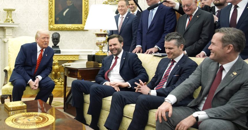 waltz e un idiot consilierul lui trump e pe faras dupa scandalul publicarii planurilor militare ale sua pe un grup de chat 67e26289384f1