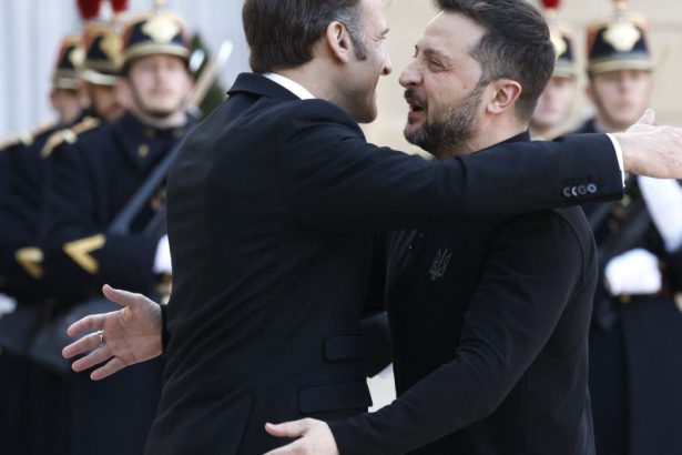 zelenski primit cu o imbratisare de macron la palatul elysee cu o zi inainte de summitul privind securitatea in ucraina 67e44683c7415