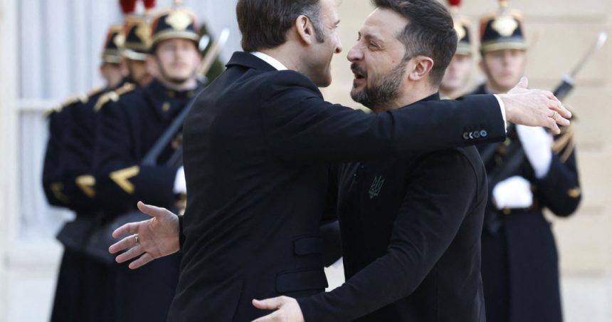 zelenski primit cu o imbratisare de macron la palatul elysee cu o zi inainte de summitul privind securitatea in ucraina 67e44683c7415