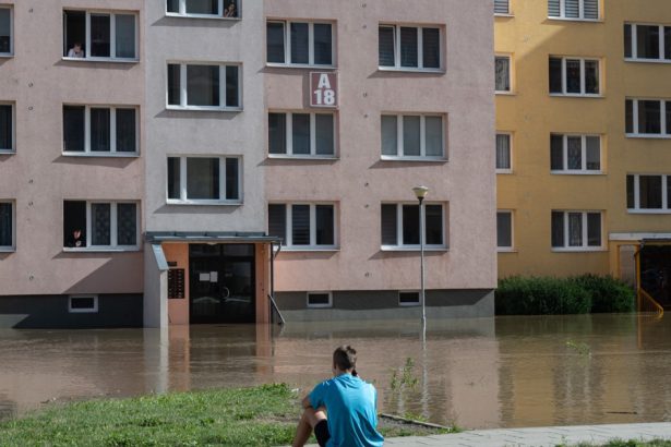 413 000 de europeni au fost loviti de inundatii si furtuni in 2024 335 au murit contrastul neobisnuit intre vestul si estul europei 67fe09d3578fe