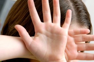 adolescenta de 15 ani amenintata cu pistolul de un fals politist barbatul a lovit o si i a luat telefonul 68088a576c726