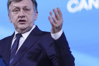 alegeri prezidentiale 2025 crin antonescu vaneaza inca o data dupa ani de pauza un loc in prim planul politicii romanesti 67ebfac8d2077