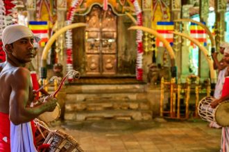 alerta la templul dintelui din sri lanka o fotografie interzisa cu o relicva sacra a lui buddha a devenit virala pe retelele sociale 68056c10110ec