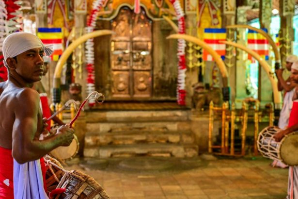 alerta la templul dintelui din sri lanka o fotografie interzisa cu o relicva sacra a lui buddha a devenit virala pe retelele sociale 68056c10110ec