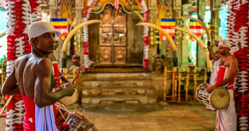 alerta la templul dintelui din sri lanka o fotografie interzisa cu o relicva sacra a lui buddha a devenit virala pe retelele sociale 68056c10110ec