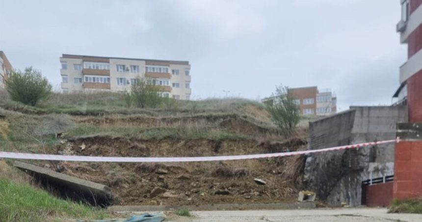 alunecare de teren in zona unui complex rezidential din iasi un zid de sprijin al unei parcari s a prabusit 67f92c5a689a7