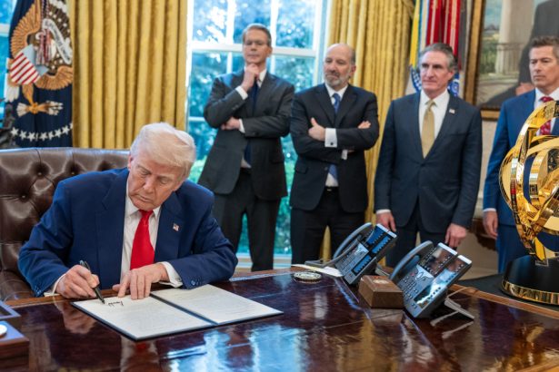 analiza frictiuni privind tarifele in echipa de consilieri miliardari de la casa alba cine a reusit sa castige increderea lui donald trump 67fbd2a486d6f