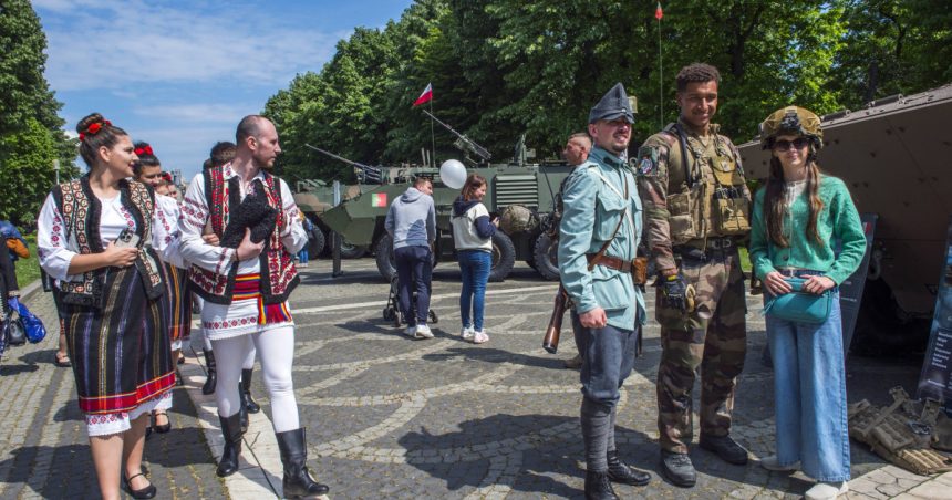 aproape 90 dintre romani cred ca romania trebuie sa ramana in ue si nato sondaj inscop 67f7a16f0fd37