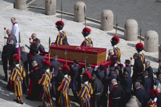 armata suveranului pontif ce este garda elvetiana corpul militar care vegheaza asupra trupului neinsufletit al papei francisc 680baf3113be0
