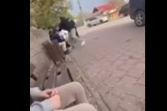 bataie golaneasca intr o comuna din dolj un adolescent este filmat in timp ce loveste cu pumnii si picioarele un baiat 67f0f9860d50b