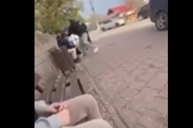 bataie golaneasca intr o comuna din dolj un adolescent este filmat in timp ce loveste cu pumnii si picioarele un baiat 67f0f9860d50b