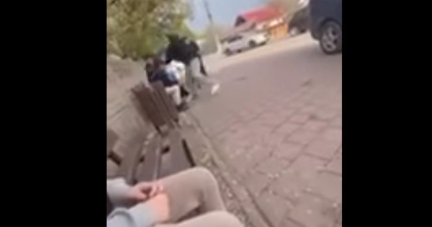bataie golaneasca intr o comuna din dolj un adolescent este filmat in timp ce loveste cu pumnii si picioarele un baiat 67f0f9860d50b