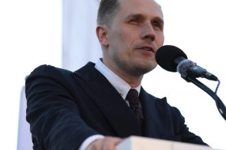 candidatul extremei drepte la alegerile prezidentiale din polonia mizeaza pe tiktok precum calin georgescu in romania 6811392a26182
