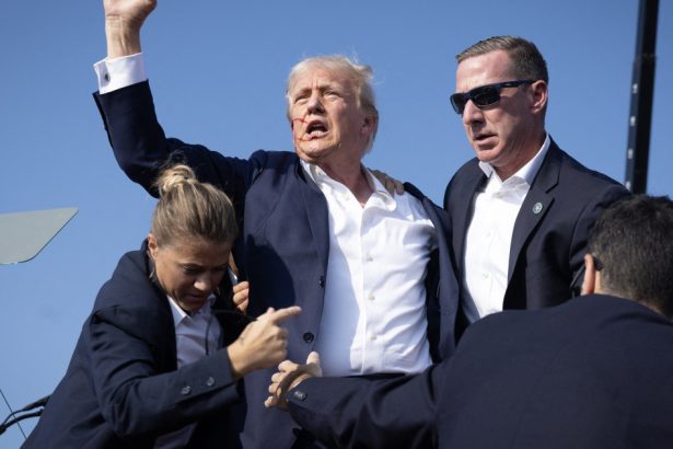 casa alba a inlocuit portretul lui barack obama cu cel al lui donald trump gesticuland victorios dupa tentativa de asasinat 67fe3787a591c