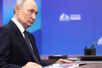cat de mult e influentat putin de cei din jur declaratiile sale ridica indoieli cu privire la independenta sa in luarea deciziilor 67eb707d2bbf3