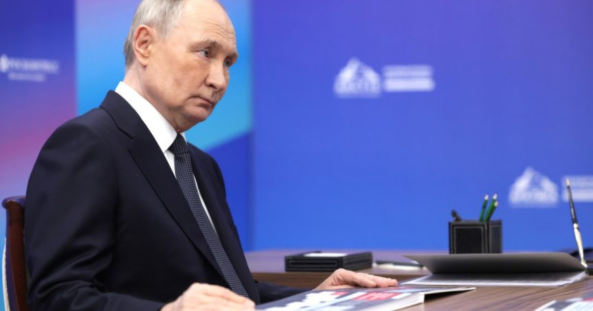 cat de mult e influentat putin de cei din jur declaratiile sale ridica indoieli cu privire la independenta sa in luarea deciziilor 67eb707d2bbf3