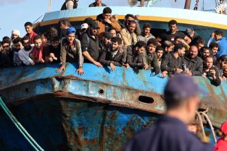 cel putin 142 de persoane au fost urmarite penal in 2024 pentru ca au salvat sau ajutat migranti in europa 681076a2e7190