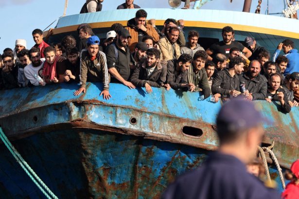 cel putin 142 de persoane au fost urmarite penal in 2024 pentru ca au salvat sau ajutat migranti in europa 681076a2e7190