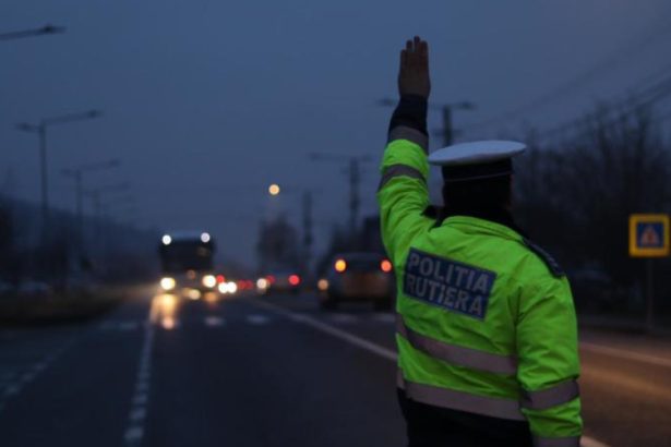 circulatie oprita pe dn 13 in judetul mures o cisterna s a rasturnat intr o curba soferul a fost ranit 67f41666535bf