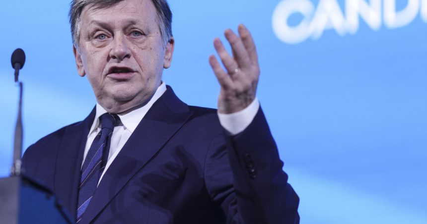 crin antonescu anunta depunerea unui proiect in parlament prin care cei care intra in magistratura sa se pensioneze la 65 de ani 67f3fa4609771
