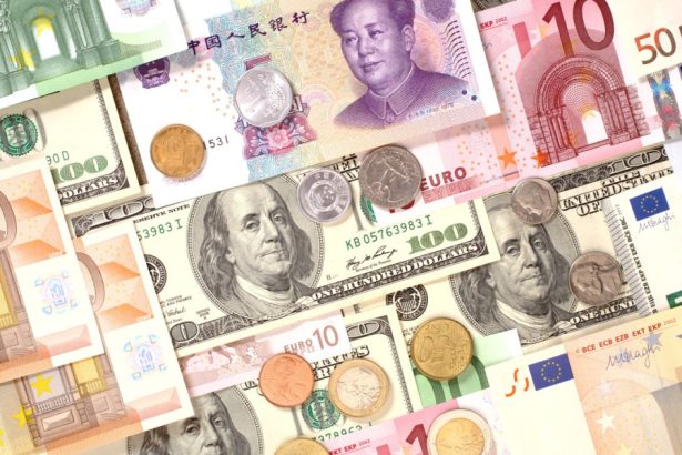 dolarul traditionalul refugiu al investitorilor a scazut fata de principalele valute internationale yuanul la un minim istoric 67f58d2a5045e
