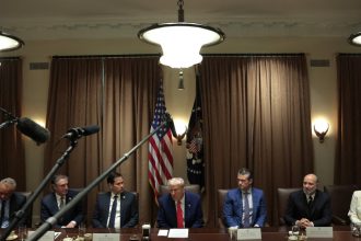 donald trump vrea sa incheie 90 de acorduri comerciale in 90 de zile insa expertii avertizeaza asupra riscurilor 67fac89f3a82f