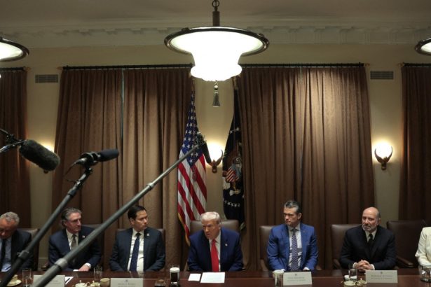 donald trump vrea sa incheie 90 de acorduri comerciale in 90 de zile insa expertii avertizeaza asupra riscurilor 67fac89f3a82f