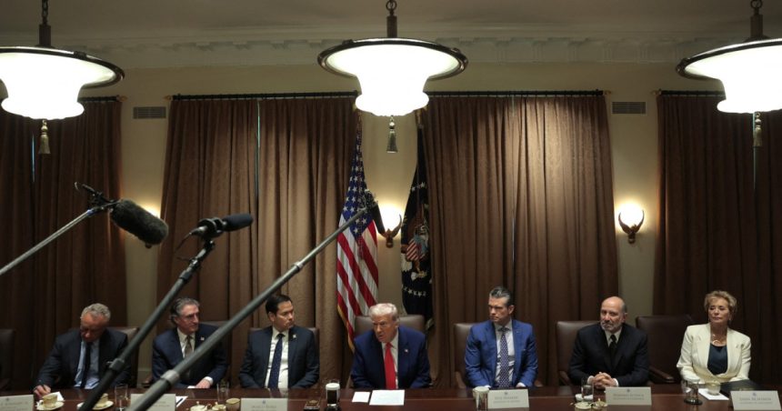 donald trump vrea sa incheie 90 de acorduri comerciale in 90 de zile insa expertii avertizeaza asupra riscurilor 67fac89f3a82f