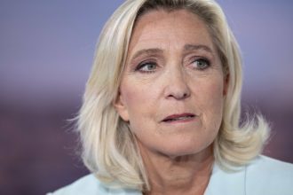 extrema dreapta franceza organizeaza proteste dupa ce marine le pen a fost condamnata la patru ani de inchisoare 67ebf5242f0dd