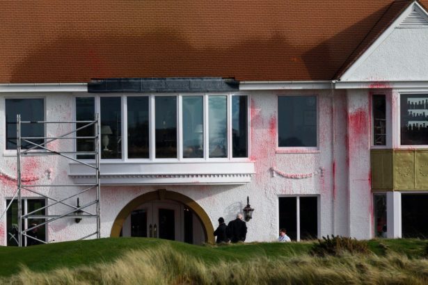 foto a patra persoana acuzata ca a vandalizat terenul de golf din scotia al lui donald trump 67f9400ccea31