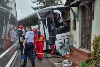 foto autocar plin cu pasageri implicat intr un accident in judetul bihor mai multe persoane incarcerate si trafic blocat 680b9b80247fd