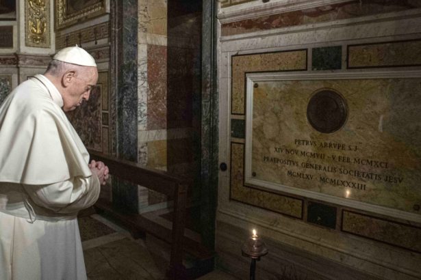 foto piatra poporului pentru mormantul papei francisc marmura adusa din tara bunicilor sai 680c93022811a