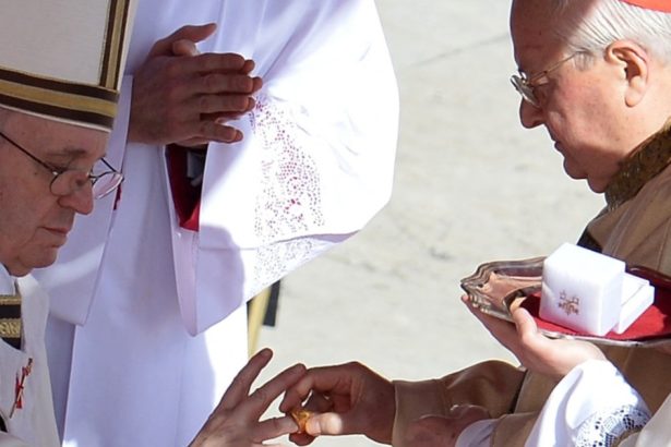 foto traditia distrugerii inelului papal dupa moartea suveranului pontif ce se va intampla cu sigiliul papei francisc 6807c41143476