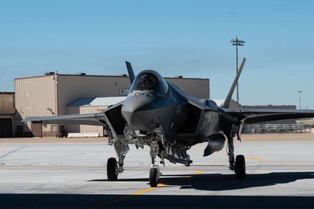 frankenjet armata sua va lupta cu un avion invizibil reconstruit din piesele a doua aeronave f 35 accidentate 67f78c1aafae8