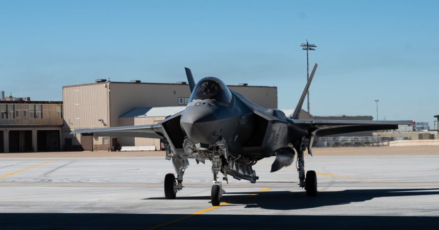 frankenjet armata sua va lupta cu un avion invizibil reconstruit din piesele a doua aeronave f 35 accidentate 67f78c1aafae8