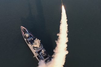 galerie foto coreea de nord a testat primele rachete de croaziera de pe noua sa nava de razboi din clasa choe hyon acum vrea sa cumpere un submarin 6811dd3aaf6ef