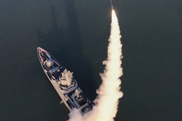 galerie foto coreea de nord a testat primele rachete de croaziera de pe noua sa nava de razboi din clasa choe hyon acum vrea sa cumpere un submarin 6811dd3aaf6ef