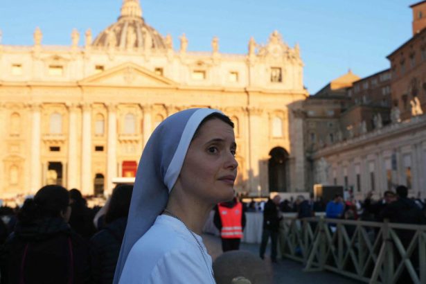 galerie foto cum a aratat piata sfantul petru in dimineata inmormantarii papei o lumina aurie a acoperit vaticanul de la primele ore 680c9d152e807
