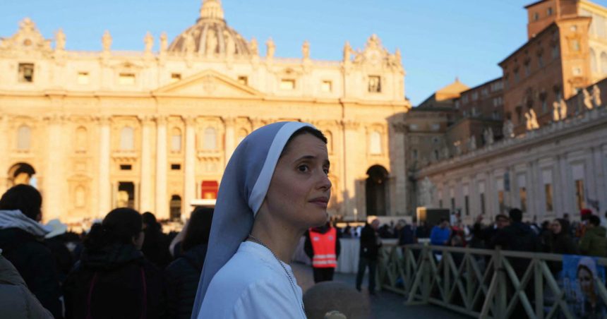 galerie foto cum a aratat piata sfantul petru in dimineata inmormantarii papei o lumina aurie a acoperit vaticanul de la primele ore 680c9d152e807