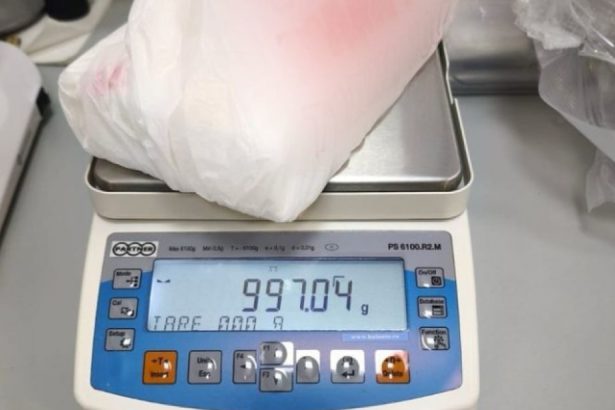 galerie foto doi irakieni si un bulgar retinuti de diicot dupa ce au fost prinsi in timp ce vindeau un kilogram de cocaina in bucuresti 67f93deedcf92