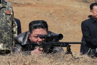 galerie foto kim jong un a testat o noua arma o pusca de lunetist 67f0c812ac381