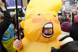galerie foto manifestatii anti trump in mai multe orase din sua sub sloganul jos mainile care sunt nemultumirile americanilor 67f222f1d33c5