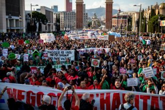 galerie foto zeci de mii de oameni au protestat in spania impotriva crizei locuintelor sa punem capat speculei imobiliare 67f251d3b066f