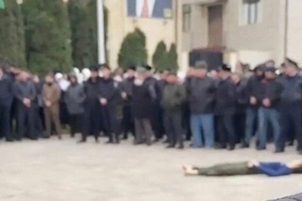 imagini de evul mediu in cecenia autoritatile sunt acuzate ca au expus public cadavrul unui adolescent acuzat ca a atacat politia 67f7f91968b77