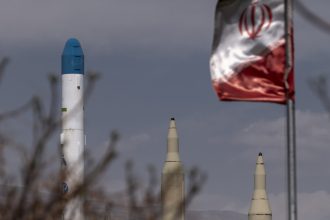 iranul il sfideaza pe donald trump si isi inarmeaza fortele loiale din irak cu rachete care pot ajunge pana in europa 67f6834305c30