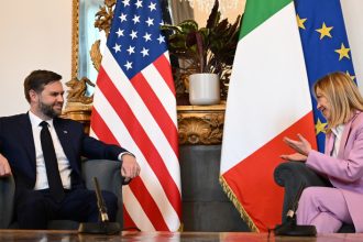 jd vance in vizita la roma vicepresedintele sua se intalneste cu giorgia meloni si va petrece pastele la vatican 680246fc1c217