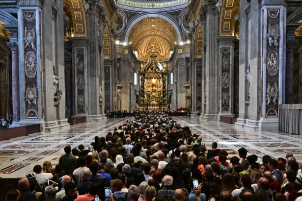 live videotext roma sub asediul celor care vor participa la funeraliile papei mormantul suveranului pontif va putea fi vizitat de duminica 680a406501f3e